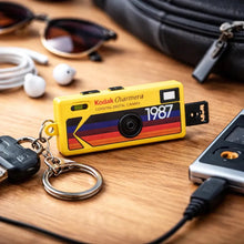 Cargar imagen en el visor de la galería, Mini Cámara Kodak Charmera · Retro Llavero · Fotos y Video Vintage 🛒